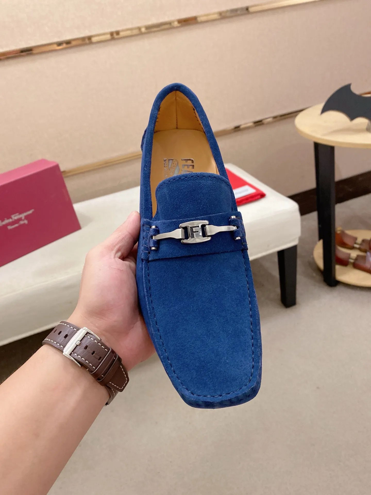 Factory price: 540💰High-end quality! Ferragamo🆕🆕Exclusive hot-selling products in stock🔥🔥New products on the shelves, high-quality Ferragamo men's pea shoes, high-end casual driving shoes, with complete packaging! 💪 💪 Material: imported suede cowhide 🐂 + imported high-quality water-dyed cowhide lining + wear-resistant outsole 👍🏻👍🏻 Features: high-end and comfortable, purely handmade 🚀 🚀 Create the perfect shoe that suits you best 🔥 🔥 Size: (38-44) 45 standard size can be customized!